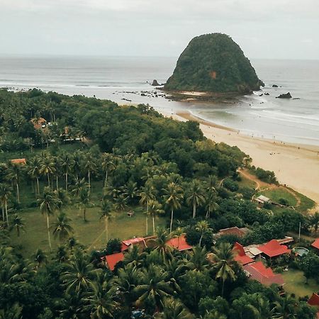 Mojosurf Camp Red Island Hotel Pasanggaran ภายนอก รูปภาพ