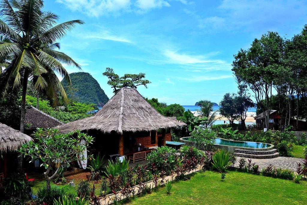 Mojosurf Camp Red Island Hotel Pasanggaran ภายนอก รูปภาพ