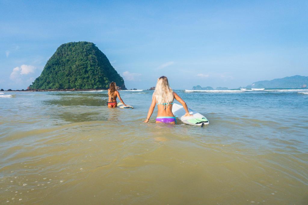Mojosurf Camp Red Island Hotel Pasanggaran ภายนอก รูปภาพ